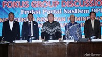 Menteri Perencanaan Pembangunan Nasional/Kepala Bappenas Bambang Brodjonegoro, Anggota Pansus Ibukota Baru Johnny G Plate, Sekretaris Fraksi Partai Nasdem Syarief Abdullah Alkadrie dan Dirjen HKN Kementerian Keuangan Isa Rachmatarwata menjadi pembicara dalam diskusi dengan tema mengukur kesiapan pemindahan Ibu Kota Negara RI di Kompleks Parlemen Senayan, Jakarta, Kamis (26/9/2019).