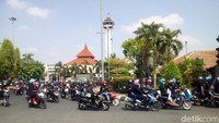 Massa mahasiswa berkumpul di Alun-alun Kudus untuk bergerak menuju ke gedung DPRD Kudus, Jawa Tengah.