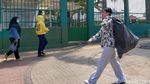 Dear Pejabat dan Pendemo, Nggak Ikut Bersih-bersih Bareng Awkarin?