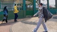 Awkarin saat melakukan aksi bersih-bersih di kawasan DPR, Jakarta Pusat pada Kamis (26/9).
