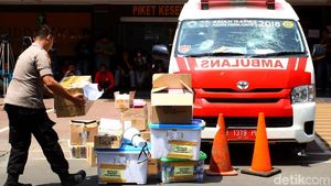 Penampakan Batu-Petasan yang Ditemukan di Ambulans