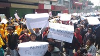 Dalam sepanjang perjalanan, massa aksi juga berorasi dan menyanyikan lagu-lagu perjuangan maupun lagu Darah Juang.