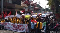 Massa kemudian menyusuri sepanjang kawasan pertokoan di Jalan Pemuda, lalu melewati Jalan Jenderal Sudirman hingga finis di Jalan Sarwo Edi Wibowo.