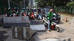 Melihat Suasana di Belakang Gedung DPR Pascademo