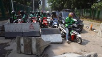 Ada penyekatan di Jalan Gelora, Tanah Abang, yang menuju pintu belakang kompleks DPR RI. Akibatnya, kendaraan yang hendak menuju Stasiun Palmerah tidak bisa mengakses jalan tersebut.