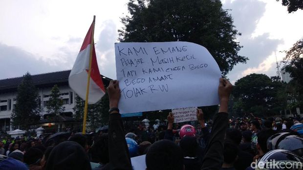Pelajar Bandung Ikut Turun Dalam Aksi Kamisan di Depan Gedung Sate