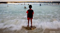 Miangas adalah kawasan terdepan yang dianggap Indonesia perlu dijaga secara intensif. Pulau ini masih asri dan indah.