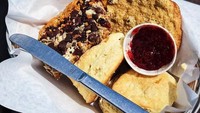 Selain teh, di sini juga terkenal dengan biskuit, scone, dan cookies homemade yang disajikan dengan selai blueberry yang enak. Foto: Istimewa