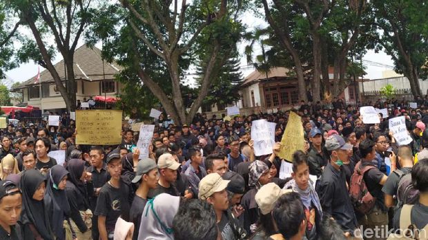 Demo mahasiswa di depan DPRD Wonosobo. 