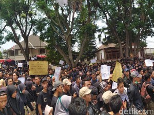 Massa Mahasiswa Wonosobo Bergerak Geruduk Gedung DPRD