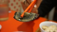 Biasanya makan bubur di sini itu lebih enak kalau pakai tambahan ayam kampung, yang dipanggang atau direbus. Ditambah dengan telur pitan, yaitu telur bebek yang difermentasi berbulan-bulan, jelas seorang pelayan yang mengantarkan pesanan kami. Foto: dok. detikFood