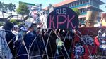 Ribuan Mahasiswa Surabaya Gaungkan Penolakan RUU Kontroversial
