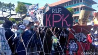 Massa nampak membawa poster yang berisi aspirasi mereka terkait penolakan UU KPK yang telah disahkan karena dinilai melemahkan lembaga antirasuah tersebut. Deni Prasetyo Utomo/Dok. Detikcom.