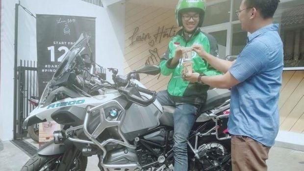 Kocak! Antar Pesanan Lotek untuk Bule, Driver Ojol Ini Kesulitan Bicara