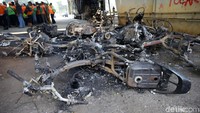 Motor yang dibakar massa sebanyak 14 unit.