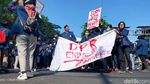 Ribuan Mahasiswa Surabaya Gaungkan Penolakan RUU Kontroversial