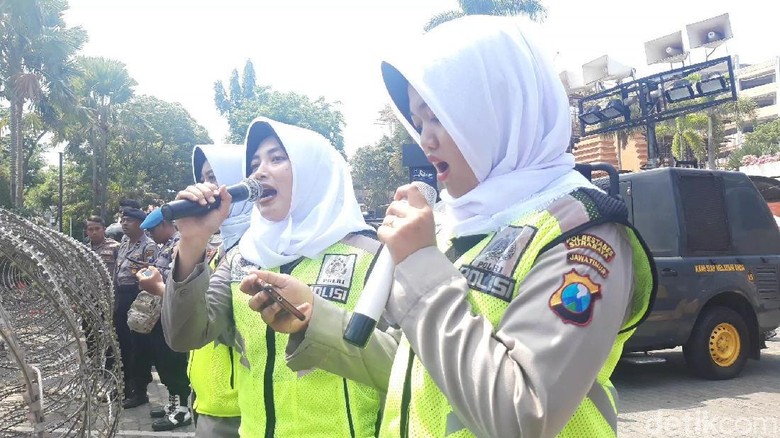 Bikin Adem! Polwan Surabaya Lantunkan Asmaul Husna Sambut Pendemo Bikin Adem! Polwan Surabaya Lantunkan Asmaul Husna Sambut Pendemo