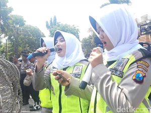 Bikin Adem! Polwan Surabaya Lantunkan Asmaul Husna Sambut Pendemo