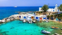 CNN Travel melansir 10 pulau paling indah di dunia. Pulau Milos, Yunani memberikan pemandangan hamparan samudera berwarna biru safir. Pantai yang telah terkikis membuat lengkungan yang mempercantik pulau. (Shutterstock/CNN)