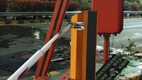 Regional JabodetabekJabar Division Head Reza Febriano, menjelaskan bahwa Jasa Marga Regional JabodetabekJabar telah menurunkan tambahan 85 personel untuk melakukan perbaikan dan pembersihan di lajur dan GT, dampak dari aksi demo massa tersebut. Pool/PT Jasa Marga.