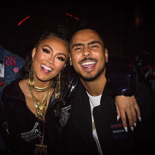 Aksesori bertumpuknya itu terdiri dari lima kalung dari chocker hingga kalung panjang dengan bandul besar. Kalungnya tersebut seharga US$ 680 atau sekitar Rp 9,6 juta.  Foto: Instagram @agnezmo