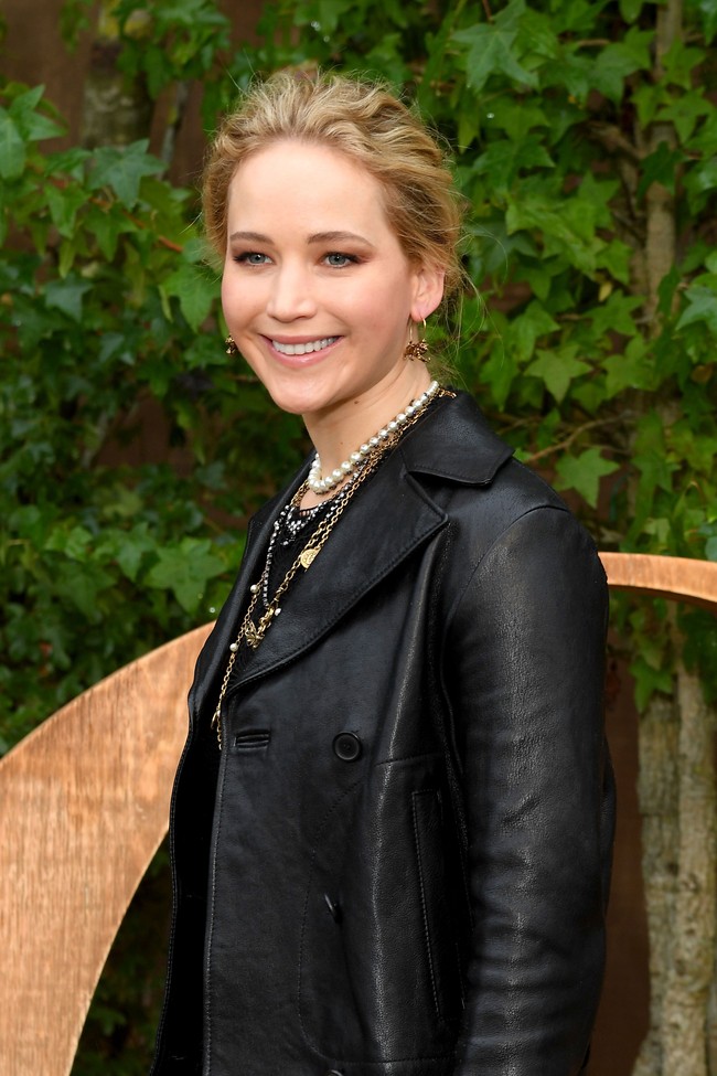 Jennifer sudah bertunangan dengan Cookey Maroney beberapa bulan lalu. Keduanya diketahui berpacaran sejak 2018. Cookey bukan berasal dari industri film seperti sang aktris pemenang Oscar tersebut. Profesinya adalah dealer barang senin. (Foto: Pascal Le Segretain/Getty Images)