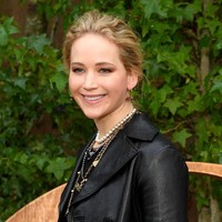 Jennifer sudah bertunangan dengan Cookey Maroney beberapa bulan lalu. Keduanya diketahui berpacaran sejak 2018. Cookey bukan berasal dari industri film seperti sang aktris pemenang Oscar tersebut. Profesinya adalah dealer barang senin. (Foto: Pascal Le Segretain/Getty Images)