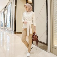 Melody Prima sering tampil dengan warna pastel untuk gaya kesehariannya. Dia juga biasanya memadukan busana muslimnya dengan hijab voal segi empat. Foto: instagram @melodyprima