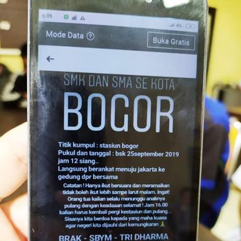 Pesan berantai ajakan demo di DPR.