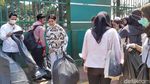 Dear Pejabat dan Pendemo, Nggak Ikut Bersih-bersih Bareng Awkarin?