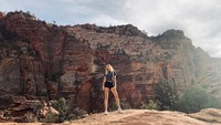 Angels Landing sendiri merupakan jalur trekking sepanjang 8 km dengan medan punggungan perbukitan berbatu dan lembah dengan titik paling tinggi 500 mdpl. Butuh waktu 4-5 jam untuk mendaki jarak itu. (Foto: Instagram @mileycyrus)