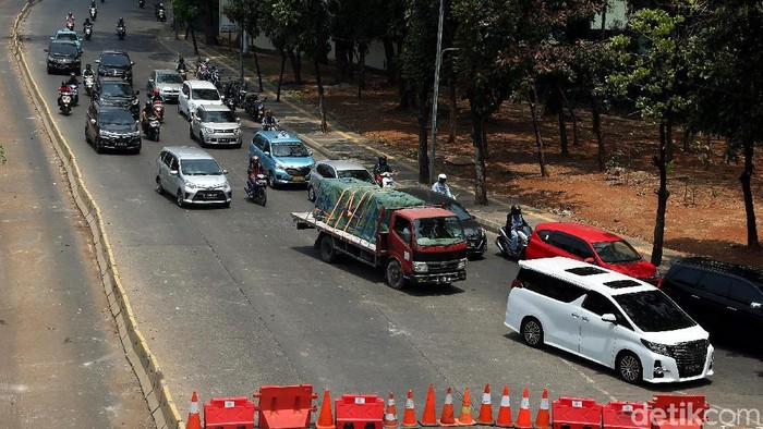 Arus lalu lintas di Jalan Gatot Subroto yang mengarah ke Slipi, Jakarta, Kamis (26/09/2019) masih ditutup oleh aparat polisi.