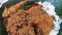 Gudeg gaya Jogja dibumbui hingga kemerahan, termasuk koyotnya. Makin empuk, gurih manis meresap. Foto : Instagram @antonius_prazt