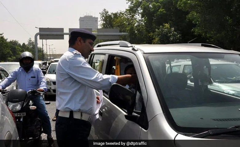 Ilustrasi polisi tilang pengendara di India. Foto: NDTV Ilustrasi polisi tilang pengendara di India. Foto: NDTV