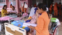Sejumlah pasien menjalani perawatan di teras RSUD Haulussy, Ambon, Maluku, Kamis (26/9/2019). ANTARA FOTO/Izaac Mulyawan.