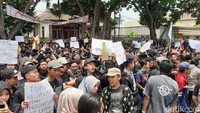 Perihal tuntutan mahasiswa, ia menyampaikan akan meneruskan tuntutan itu kepada DPR RI. Yakni terkait pasal yang masih bermasalah dan multitafsir dalam RUU KUHP. Diantaranya pasal tindak pidana korupsi, juga terkait dukungan pengesahan RUU Penghapusan Kekerasan Seksual.