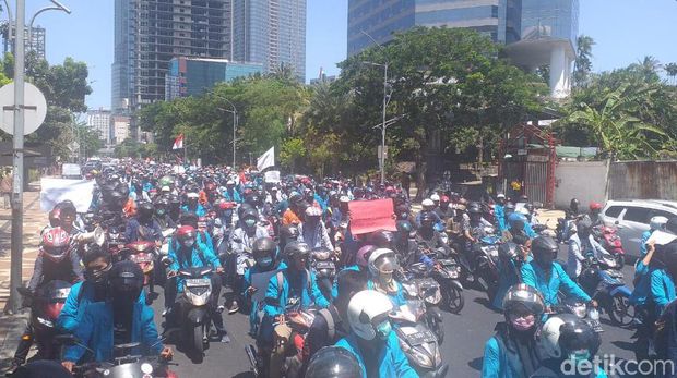 Mahasiswa di Jalan Embong Malang menuju DPRD Jatim/
