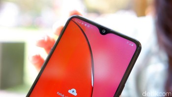 Di notch terdapat kamera selfie. (Foto: Adi Fida Rahman/detikINET)