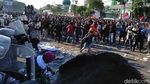 Aksi #SurabayaMenggugat Memanas, Massa Lempar Kapak ke Polisi