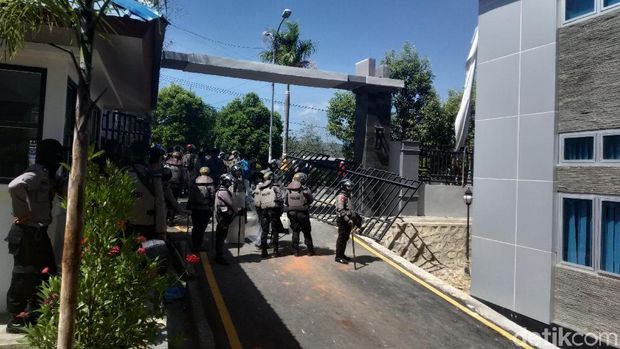 Terobos Barikade Polisi, Mahasiswa-Pelajar Duduki Gedung DPRD Sultra