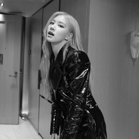 Para personel Blackpink memeriahkan rangkaian pekan mode yang masih berlangsung di beberapa kota fashion dunia. Setelah Jisoo yang menghadiri Burberry kini giliran Rosé yang diundang untuk menyaksikan fashion show Saint Laurent. Foto: Instagram @roses_are_rosie