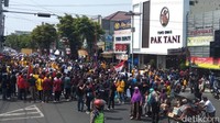 Bahkan, di Jalan Pemuda, massa aksi sempat berhenti untuk berorasi. Hal serupa mereka lakukan sesampai di Tugu Adipura, depan Pasar Rejowinangun.