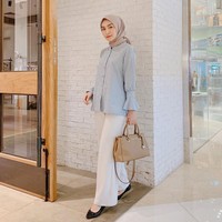 Baru-baru ini Melody Prima menuai hujatan netizen karena memberikan komentar soal demo mahasiswa tolak UU KPK dan RKUHP. Kan baru rancangan, belum disah kan. Gak harus sampai sebegitunya kali yee. Udah mending kuliah yang anteng, biar pada jadi orang sukses. Emak-bapak lu cari duit pontang-panting buat kuliahin lu!! Ngurus diri sendiri aje kagak Dable, segala mo ngurusin Undang-Undnag tong..tong.., begitu postingan Melody Prima di akun pribadinya.