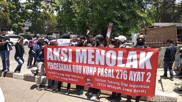 Terancam Dikriminalisasi, Ratusan Tukang Gigi Demo Tolak RUU KUHP