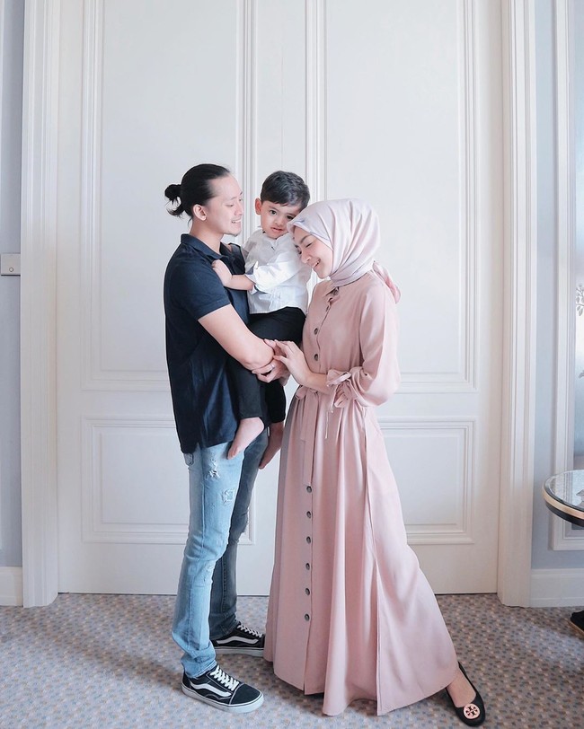 Melody Prima memutuskan untuk menikah muda di usia 21 tahun dengan bos rumah produks, Tommy Bagus Setiadi. Menikah pada 27 Maret 2016, keduanya telah dikaruniai satu orang anak bernama Achmad Ibrahim Al-Khalifi. Foto: Dok. Instagram @melodyprima