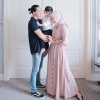 Melody Prima memutuskan untuk menikah muda di usia 21 tahun dengan bos rumah produks, Tommy Bagus Setiadi. Menikah pada 27 Maret 2016, keduanya telah dikaruniai satu orang anak bernama Achmad Ibrahim Al-Khalifi. Foto: Dok. Instagram @melodyprima