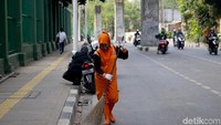 Sementara itu, kondisi di belakang gedung DPR terlihat sudah bersih dari sampah batu dan yang lainnya. Beberapa pasukan oranye juga masih membersihkan sisa-sisa bentrokan kemarin.