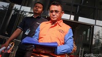 Suryadman Gadot diperiksa KPK terkait kasusnya yakni dugaan suap terkait proyek pekerjaan di Pemerintah Kabupaten Bengkayang, Kalimantan Barat tahun 2019.