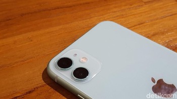 Apple menyematkan kamera ganda yang masing-masing berukuran 12 MP. Foto: Adi Fida Rahman/detikINET