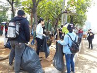 Awkarin dan Pengikutnya Turun ke Jalan, Pungut Sampah Sekitar DPR